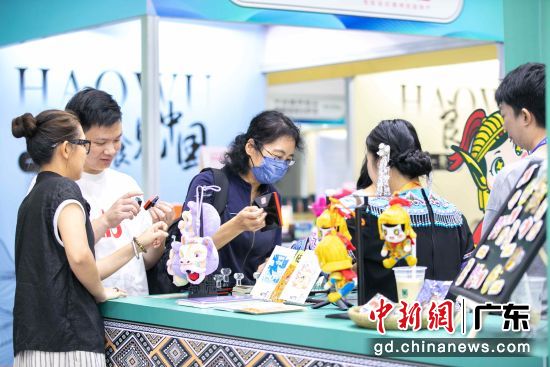 田阳非遗文创产品吸引市民驻足。主办方供图
