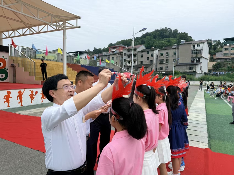 武汉工商学院美育支教为山里娃献上最“燃”六一