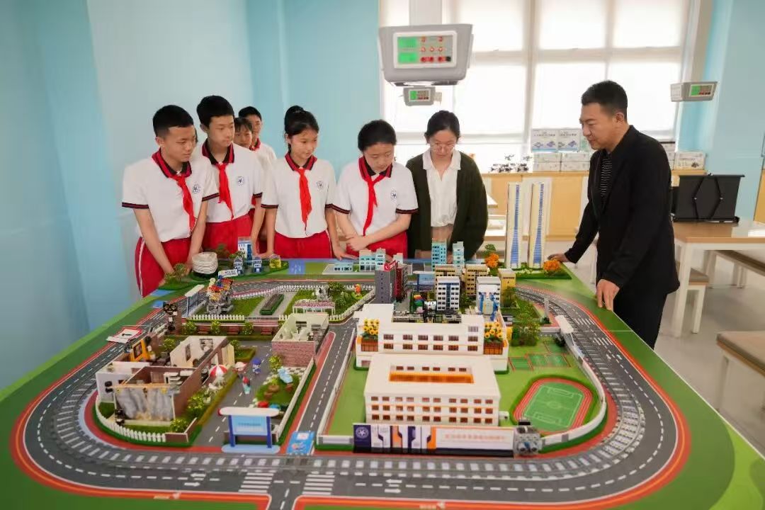小明逛校园|浦东新区教育局副局长李晓亮：深耕人工智能教育普惠创新