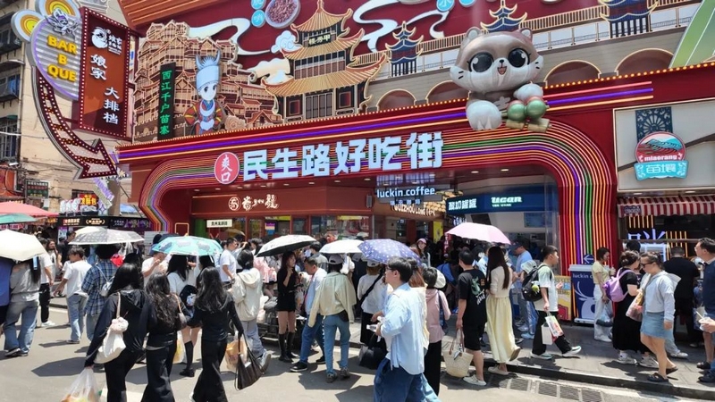 有回音|贵州贵阳:回应群众期盼 打造归心旅途 “五一”假期,贵阳民生路人流如织。陈飞宏