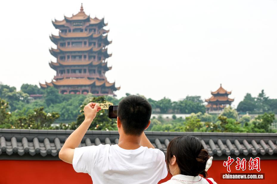 湖北武汉：黄鹤楼红墙上新登场