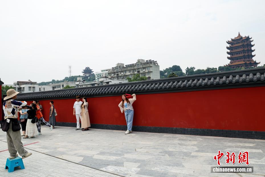 湖北武汉：黄鹤楼红墙上新登场