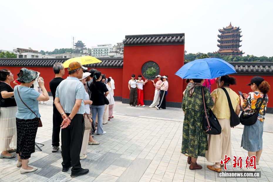 湖北武汉：黄鹤楼红墙上新登场