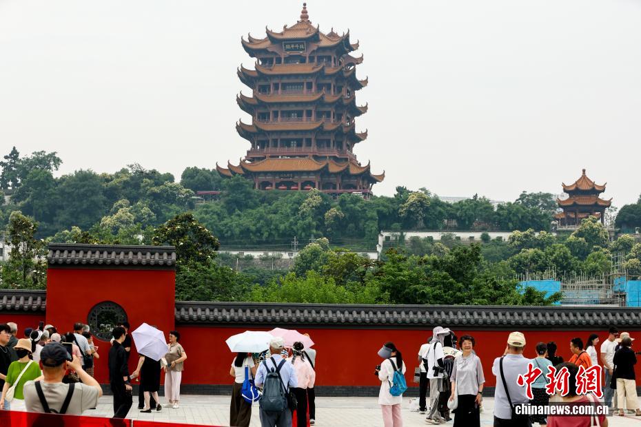 湖北武汉：黄鹤楼红墙上新登场