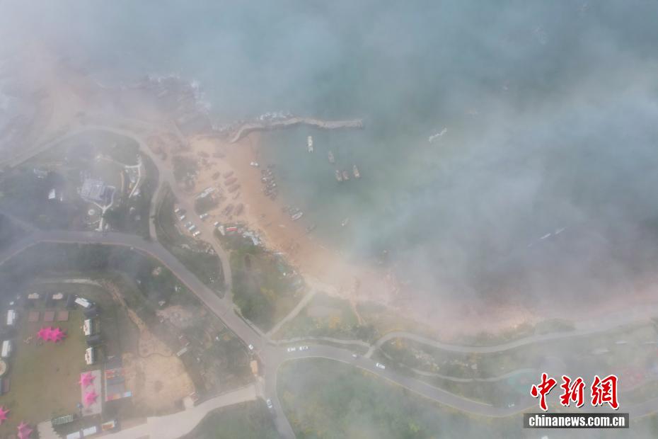 山东青岛再现平流雾景观