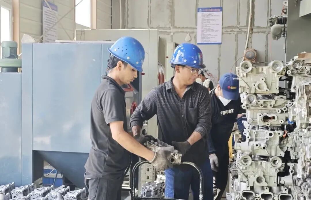 5月25日，在十二师头屯河农场钢基产业园的新疆瑞宇天华再生资源回收利用有限公司的拆解车间，工作人员正在将具有循环利用价值的汽车零部件拆解下来，再将金属材料、橡胶等归类整理。摄影 冯晓玲 (6).jpg