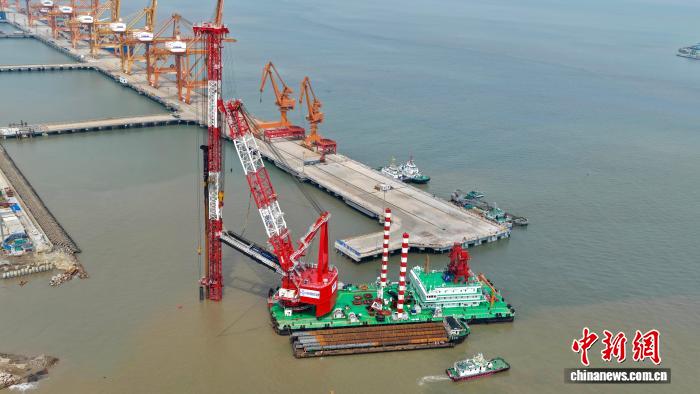 浙江(华东)深远海风电母港核心区码头进入海上施工