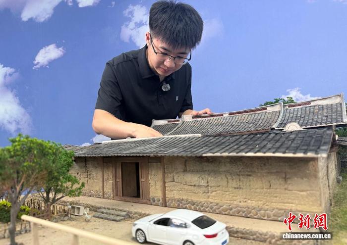 山东“00后”以微缩老屋重现旧时光 海内外“乡愁订单”纷至沓来