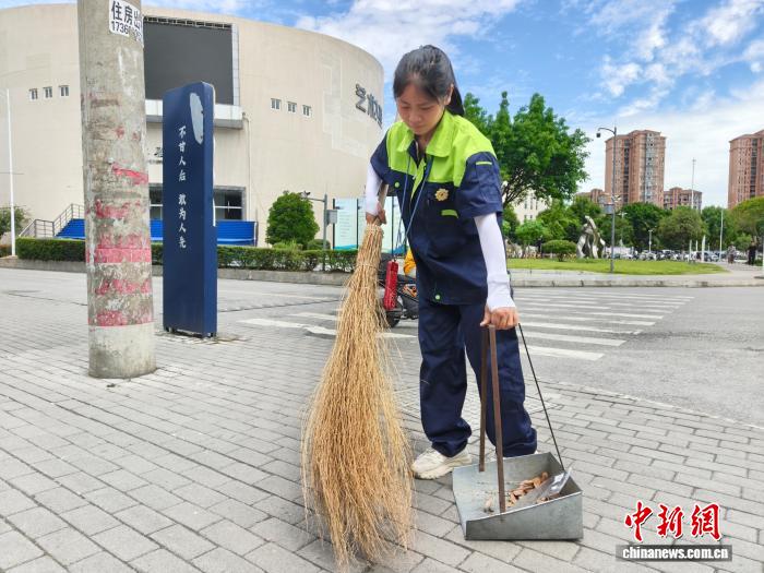 33岁校园环卫工圆梦读研:八小时内谋生,八小时外逐梦