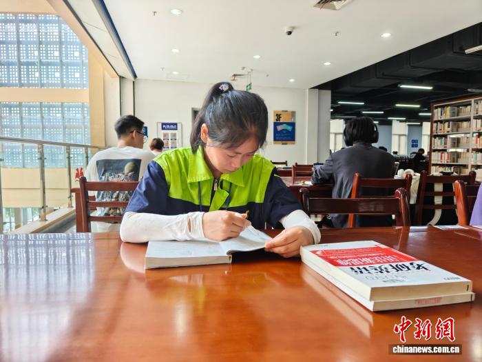 33岁校园环卫工圆梦读研:八小时内谋生,八小时外逐梦