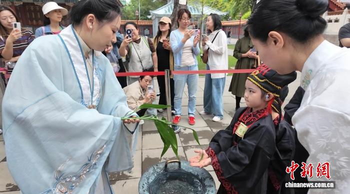 朱砂启智 开笔破蒙:黑龙江省民族博物馆上演开蒙礼