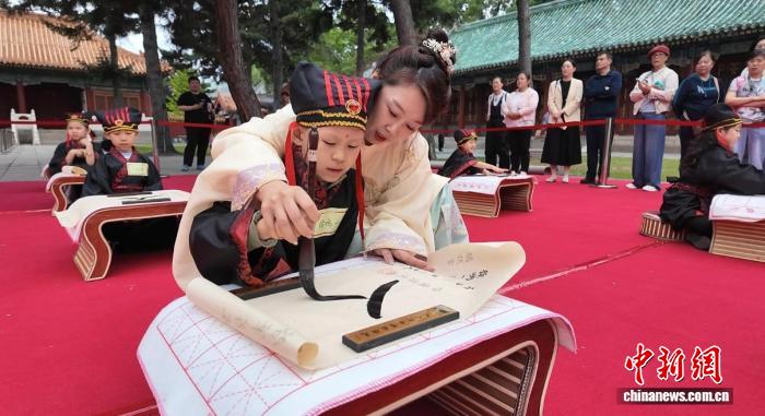 朱砂启智 开笔破蒙:黑龙江省民族博物馆上演开蒙礼