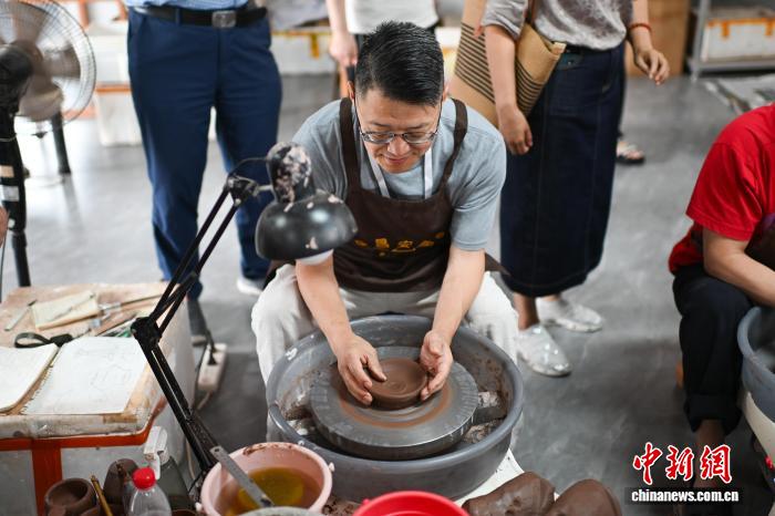 重庆荣昌赓续非遗:窑火“炼”匠心、夏布“织”新韵