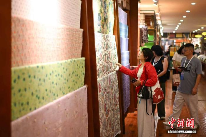 重庆荣昌赓续非遗:窑火“炼”匠心、夏布“织”新韵