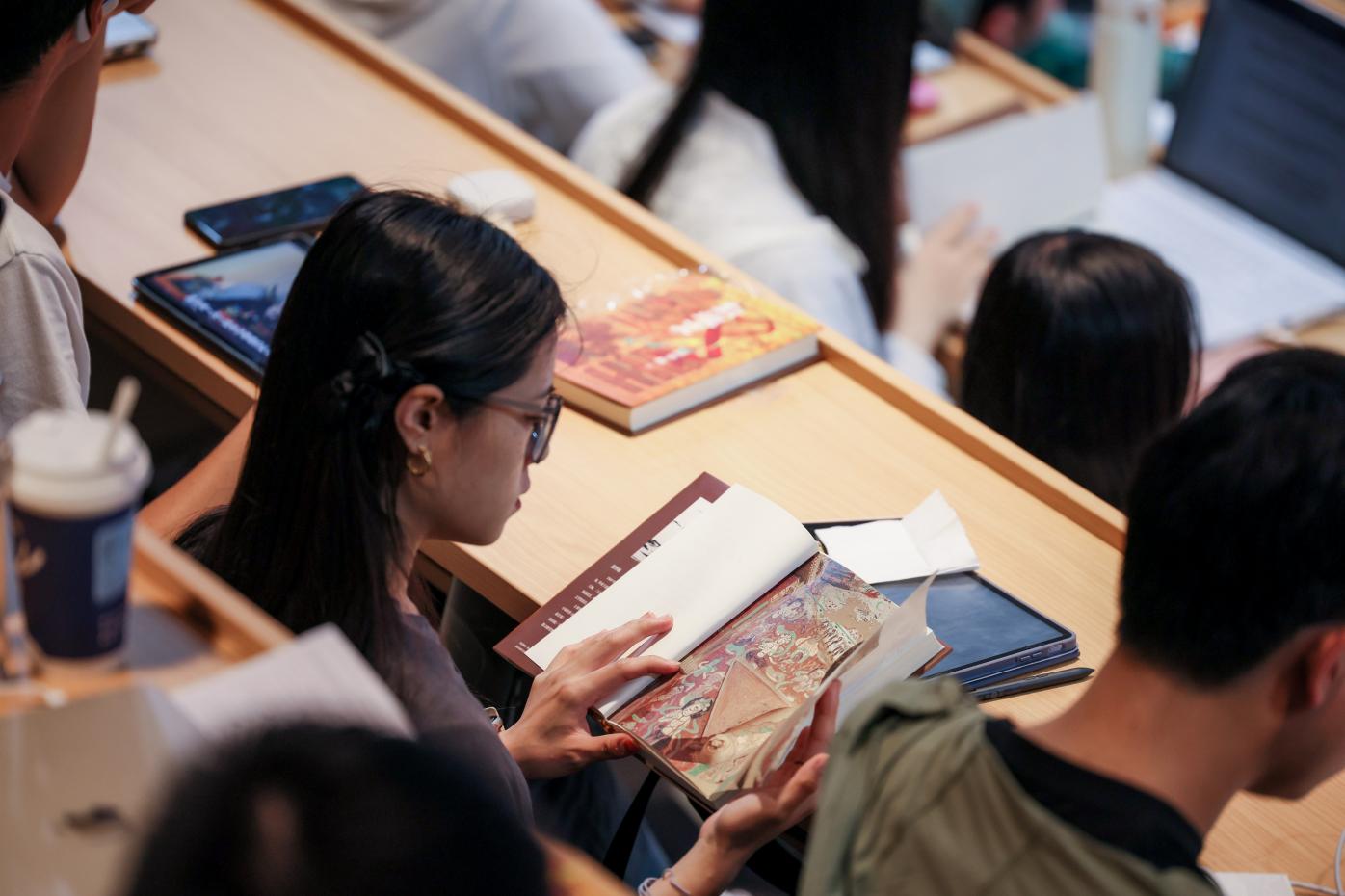 中国人民大学“名家新作”阅读分享会启动首场共读《敦煌变》 中国人民大学“名家新作”阅读分享会启动首场共读《敦煌变》