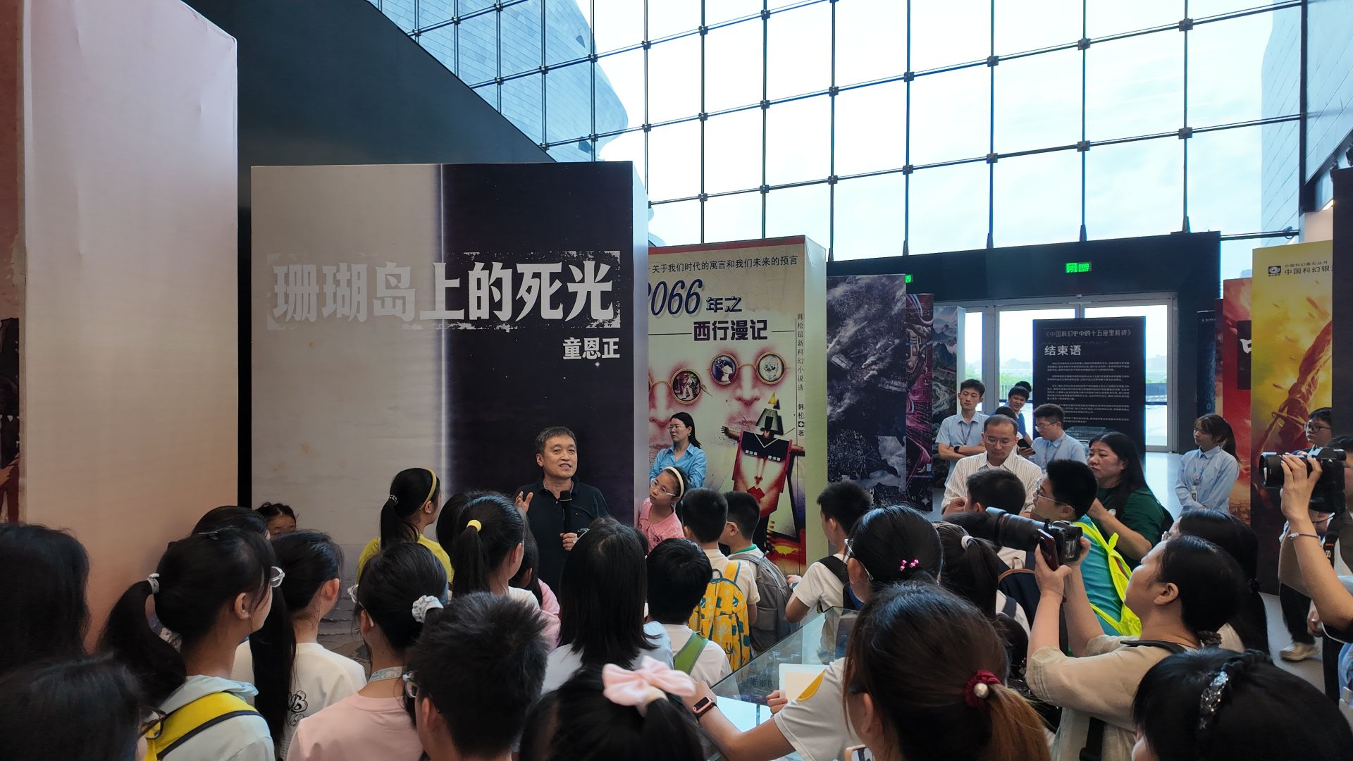 在连接“双宇宙”的航道上:吴岩教授谈科幻、想象力与中国青少年的“未来智慧”