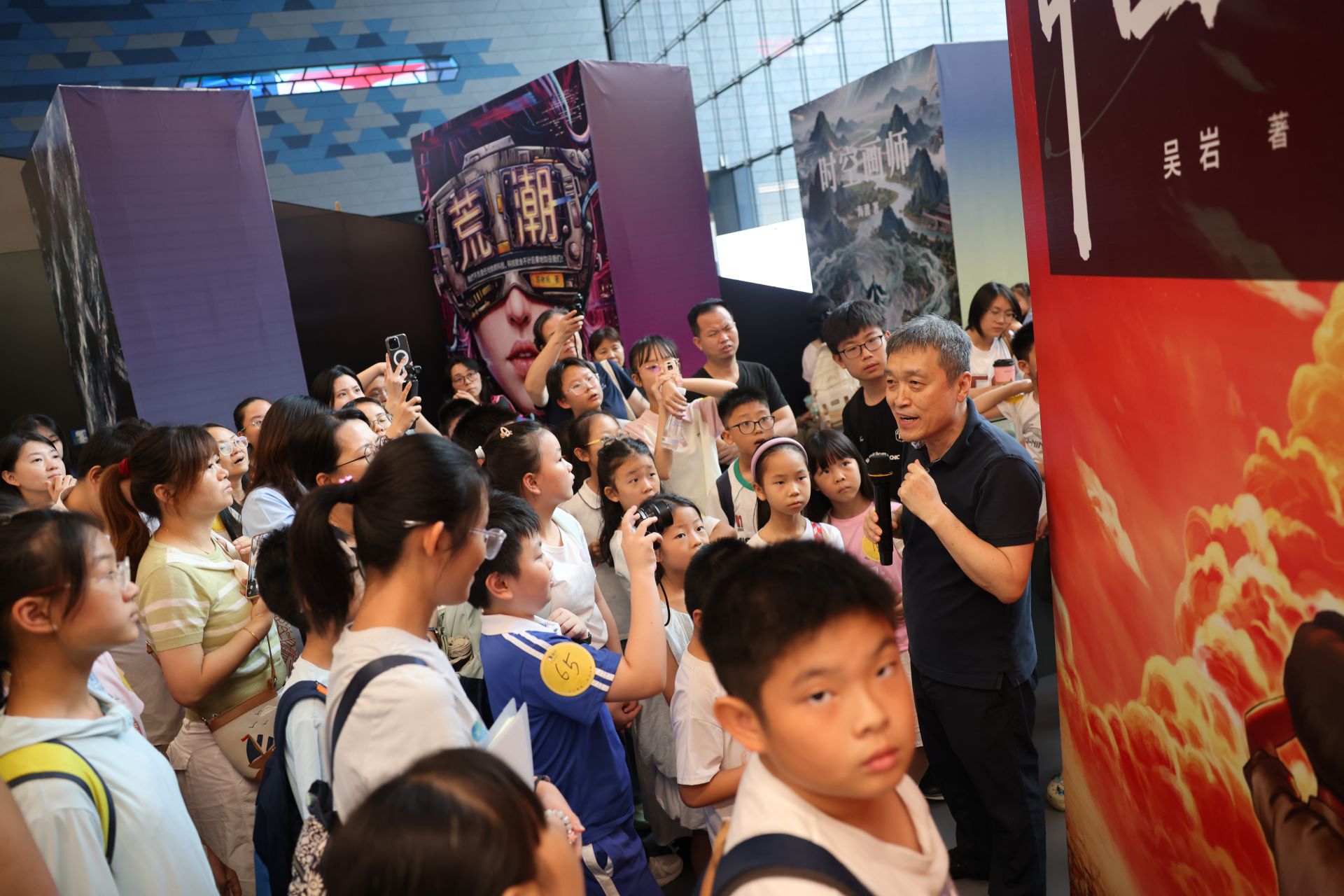在连接“双宇宙”的航道上:吴岩教授谈科幻、想象力与中国青少年的“未来智慧”