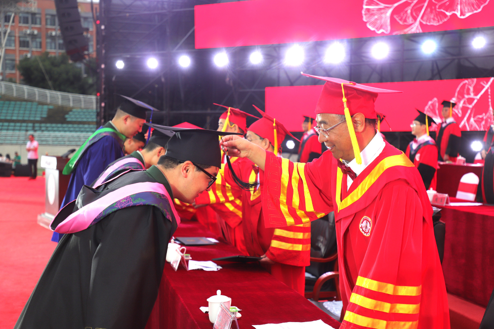 西南民族大学举行2026届学生毕业典礼暨学位授予仪式 西南民族大学举行2026届学生毕业典礼暨学位授予仪式
