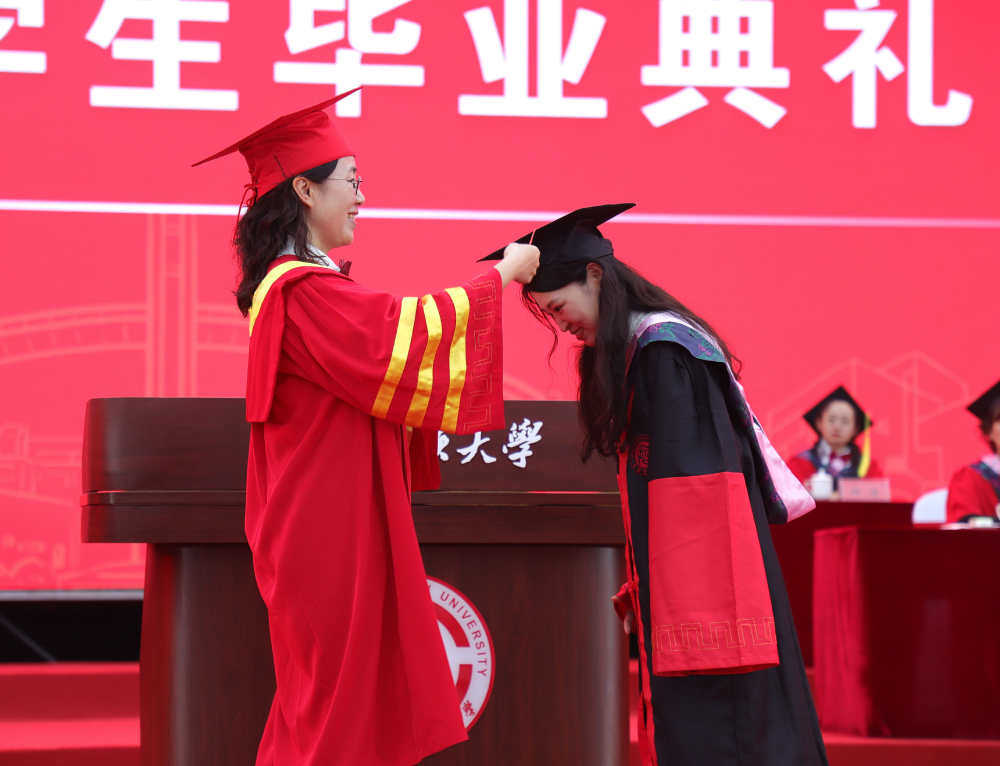西南民族大学举行2026届学生毕业典礼暨学位授予仪式 西南民族大学举行2026届学生毕业典礼暨学位授予仪式