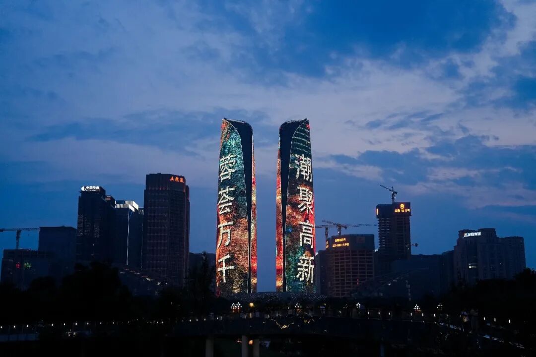 国风民乐点亮端午夏夜!天府双塔·草地音乐会特别场温情开唱