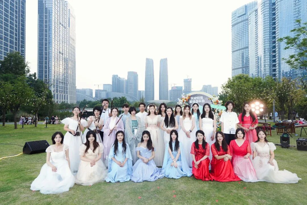 国风民乐点亮端午夏夜!天府双塔·草地音乐会特别场温情开唱