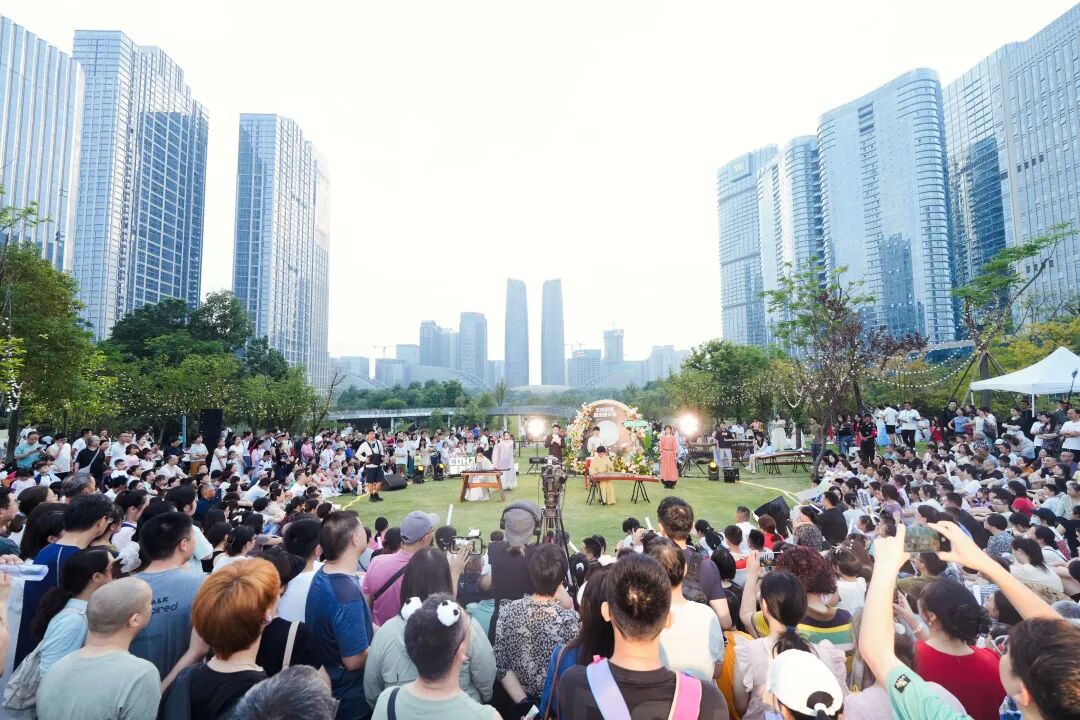 国风民乐点亮端午夏夜!天府双塔·草地音乐会特别场温情开唱