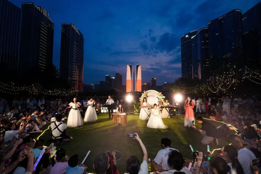 国风民乐点亮端午夏夜!天府双塔·草地音乐会特别场温情开唱