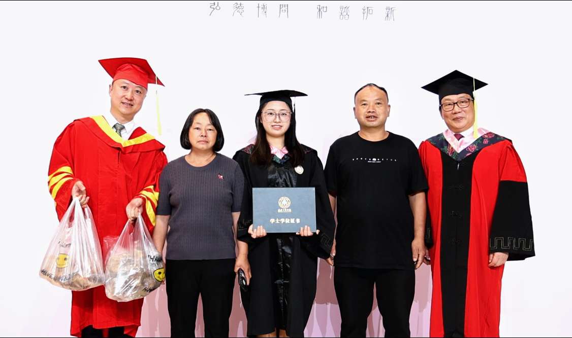 毕业典礼上，她拿出爸妈不远千里送来的辣子鸡与黄粑……