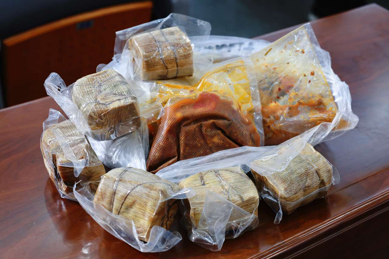 毕业典礼上，她拿出爸妈不远千里送来的辣子鸡与黄粑……