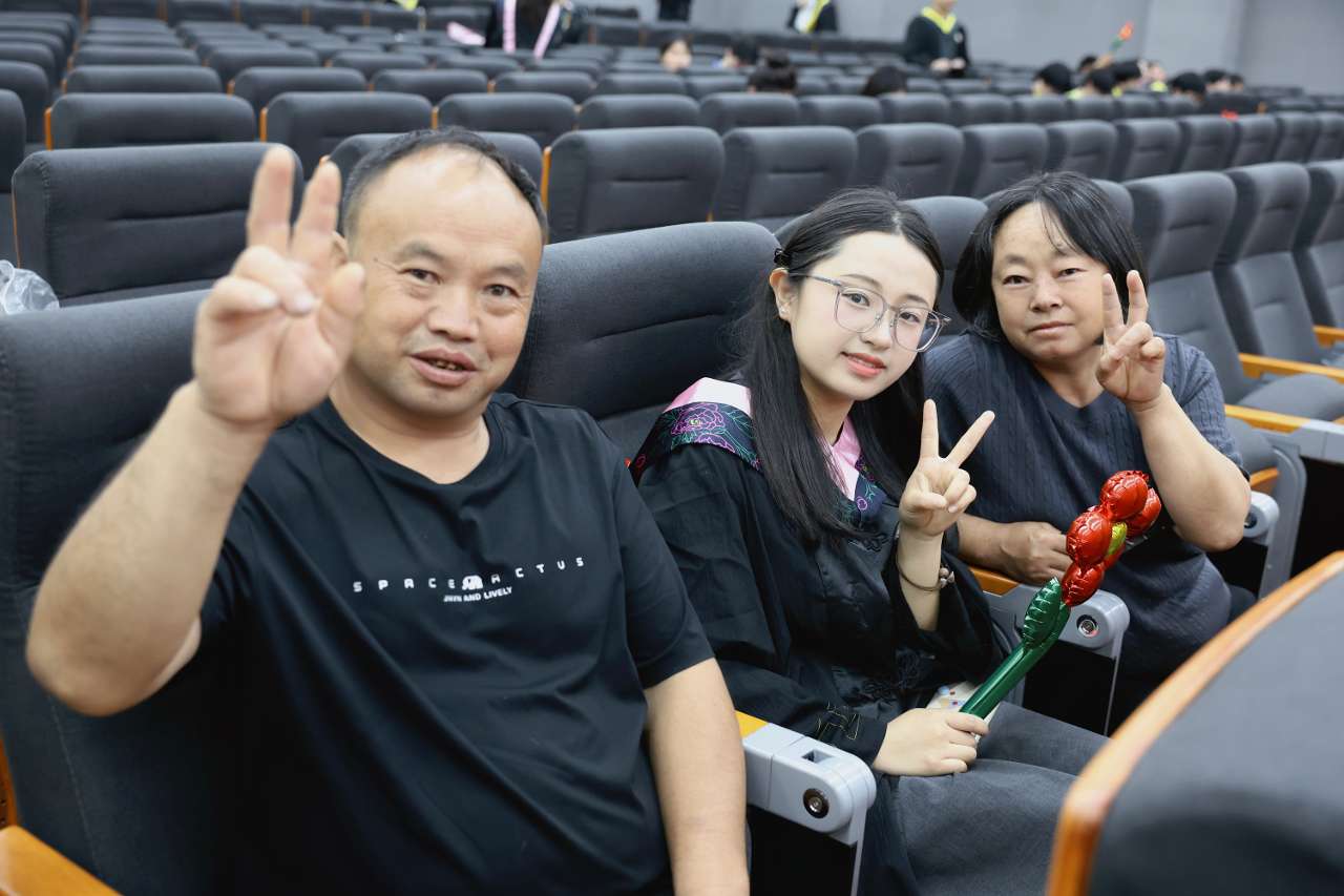 毕业典礼上，她拿出爸妈不远千里送来的辣子鸡与黄粑……