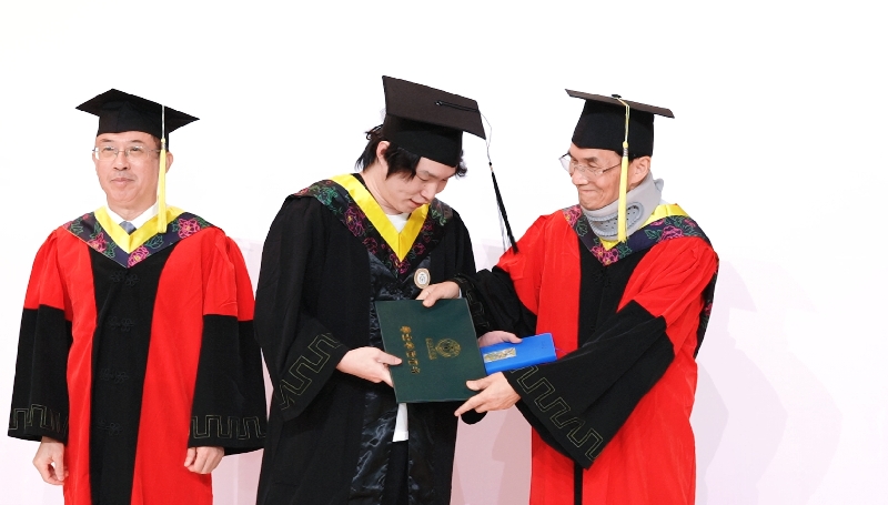 双向奔赴！六旬教授戴颈托坚守毕业礼，学生暖心俯身回应