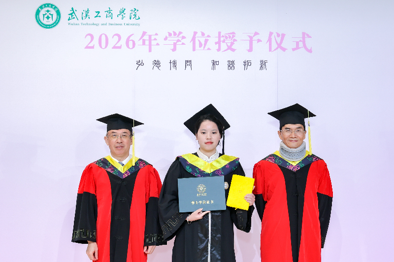 双向奔赴！六旬教授戴颈托坚守毕业礼，学生暖心俯身回应