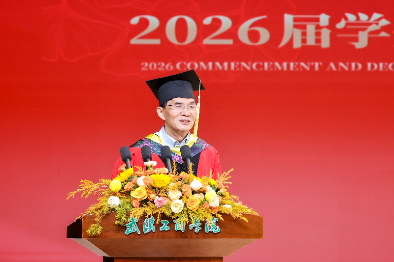 双向奔赴！六旬教授戴颈托坚守毕业礼，学生暖心俯身回应
