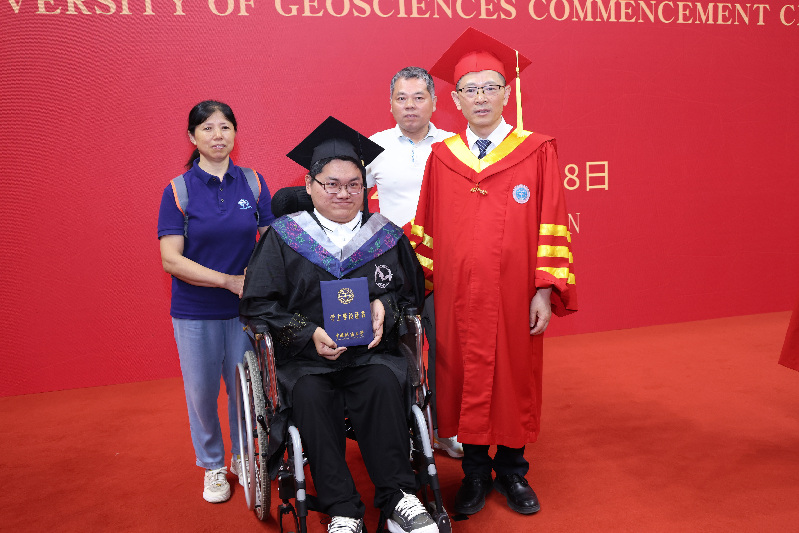 中国地质大学（武汉）：轮椅上的毕业典礼