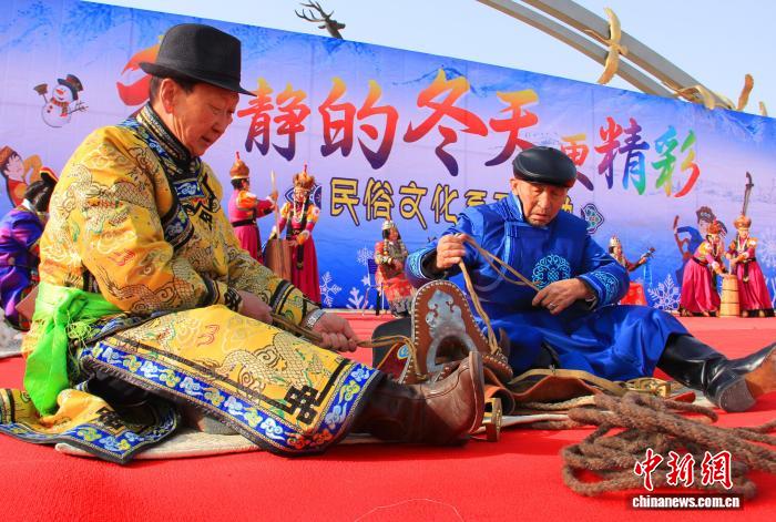 命运多舛不言弃 新疆“90后”皮革匠人用刻刀守艺