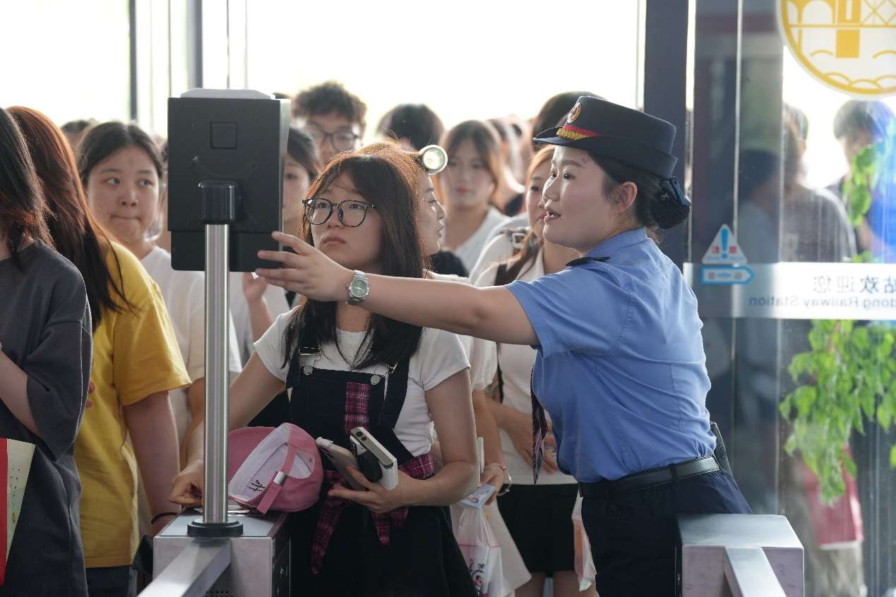“沿线的地标，成了他们青春的见证”