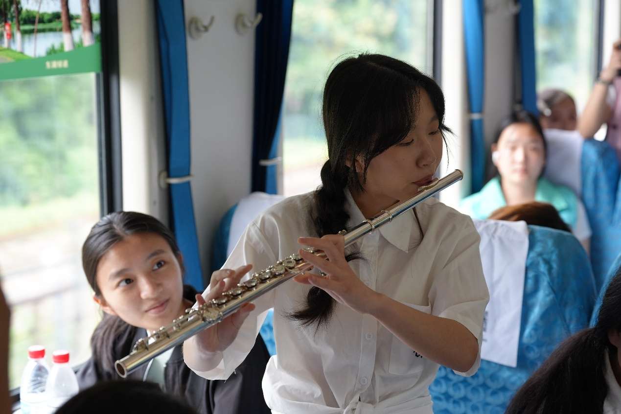 “沿线的地标，成了他们青春的见证”