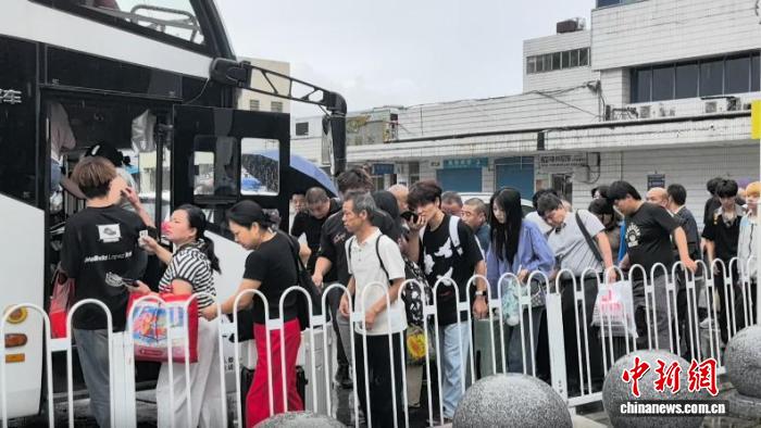 强降雨致800余名旅客滞留湖南娄底 当地两小时内完成转运