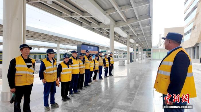 青藏铁路污物“零排放”:高原列车“清道夫”15分钟高效吸污