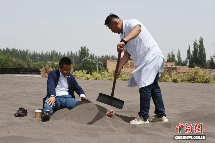 新疆“火洲”沙疗吸引海内外游客“迎热而来”