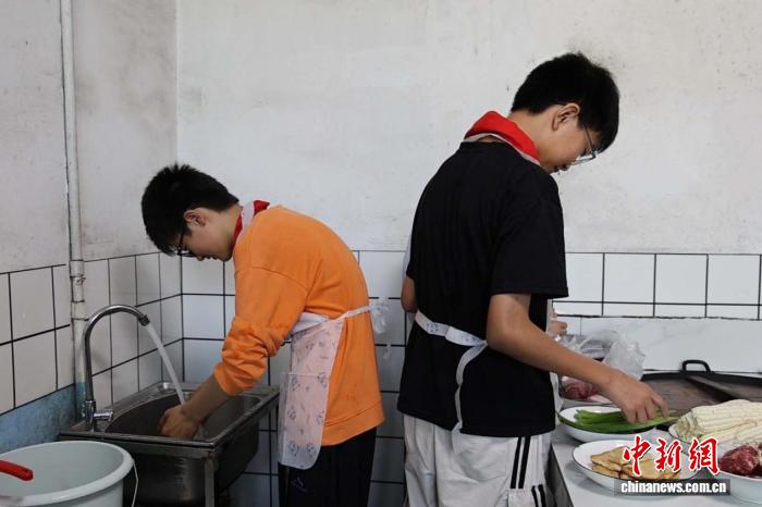 毕业生亲手做谢师宴 湖南这所乡村小学的毕业礼烟火气十足