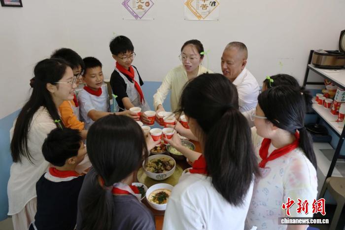 毕业生亲手做谢师宴 湖南这所乡村小学的毕业礼烟火气十足