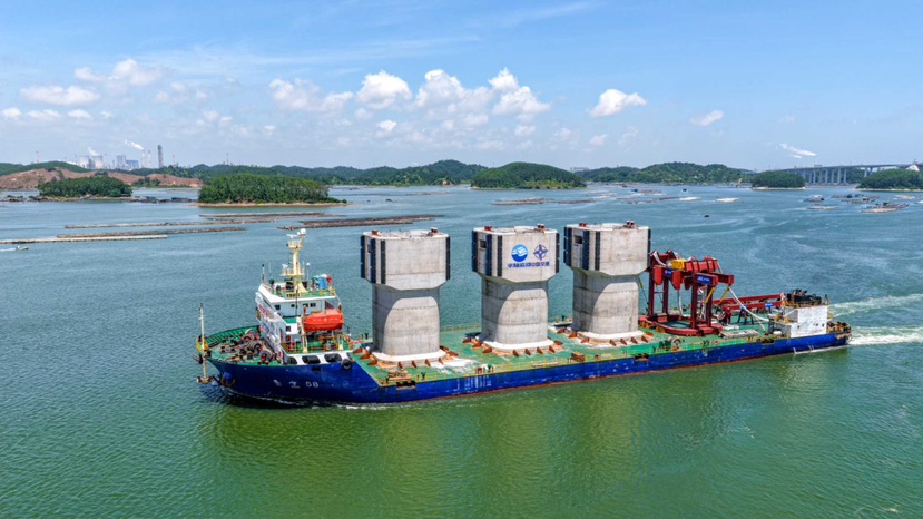 广西：平陆运河1号锚地首件沉箱完成出运安装