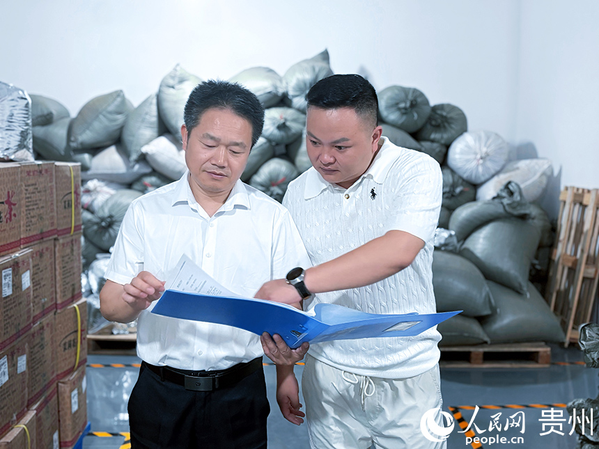 “企业之家”上门为企业解疑答惑。人民网记者 高华摄