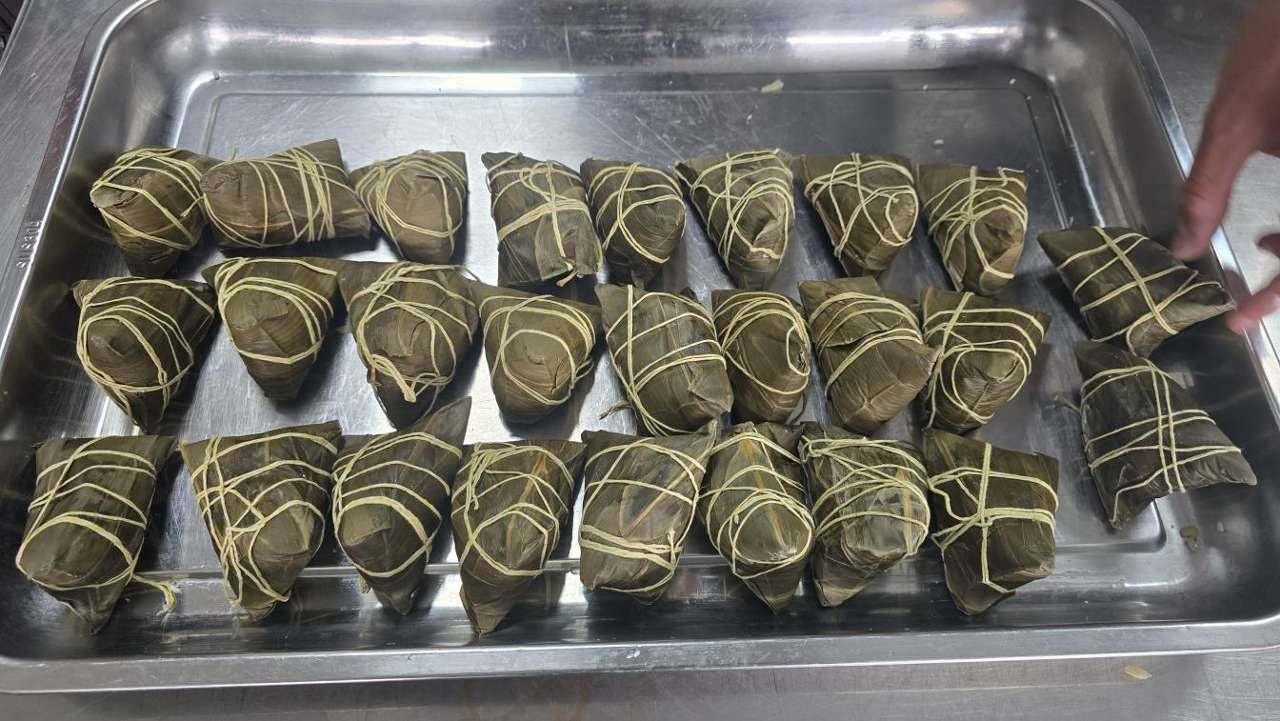 武警青海总队海东支队组织端午包粽子主题活动