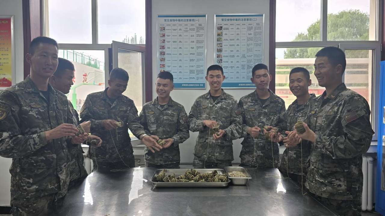 武警青海总队海东支队组织端午包粽子主题活动