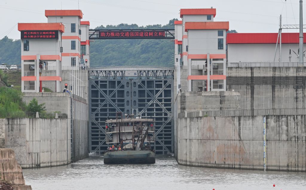 重庆双江航电枢纽船闸通航实船试验取得成功 重庆双江航电枢纽船闸通航实船试验取得成功