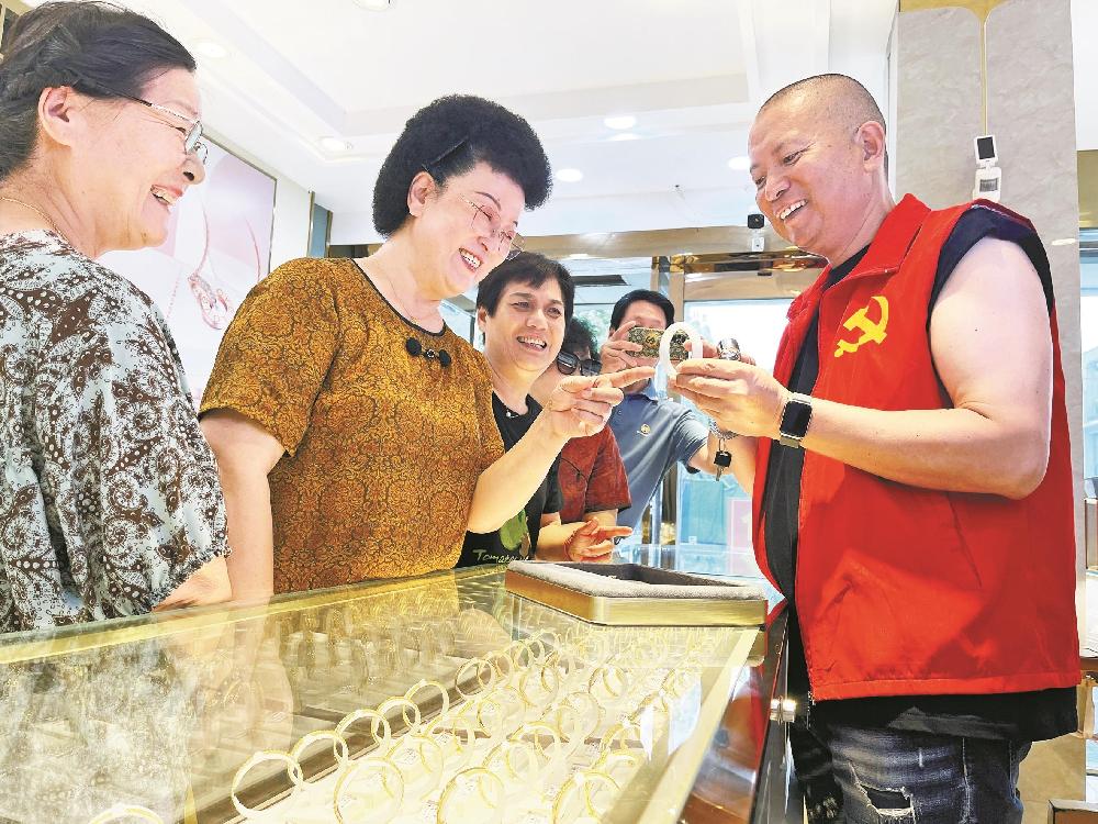 奉化“红色店掌柜”助老街区上演“变形记”
