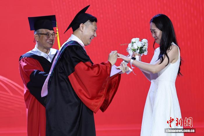 东南大学毕业典礼涌动浪漫与温情 东南大学毕业典礼涌动浪漫与温情