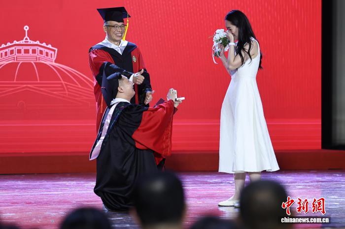 东南大学毕业典礼涌动浪漫与温情